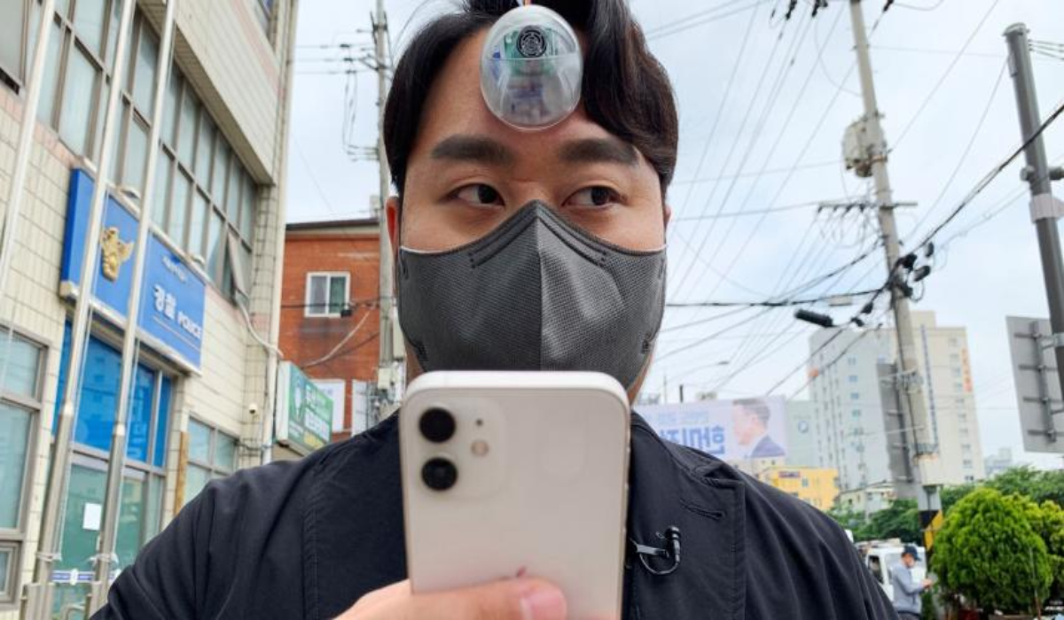 S.Korean designer creates ''Third Eye'' for ''smartphone zombies''